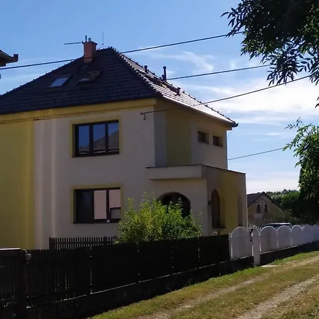 Podkrovní Apartmán V Přírodě, Vhodný K Relaxaci I Na Služební Cesty Cerna u Bohdance